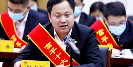 雄峰集團董事長楊立智榮獲 “首屆富平縣十大杰出青年企業(yè)家”榮譽