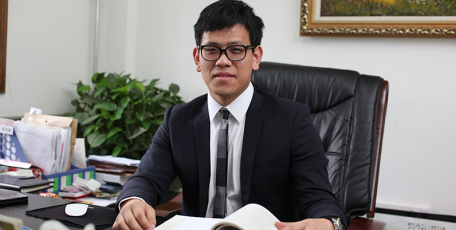 第八屆陜西省優(yōu)秀企業(yè)家風(fēng)采 ——陜西方元建設(shè)工程有限公司 總經(jīng)理 陳亦新