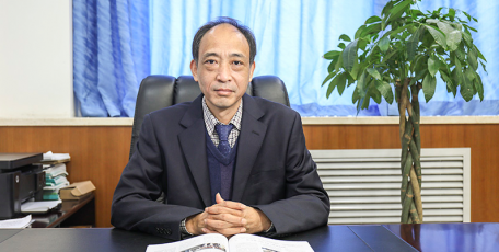 第八屆陜西省優(yōu)秀企業(yè)家風(fēng)采 ——陜西陜化煤化工集團有限公司 黨委書記、董事長、總經(jīng)理  屈戰(zhàn)成