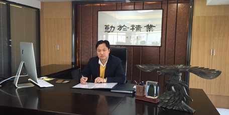 第八屆陜西省優(yōu)秀企業(yè)家風采 ——陜西雄峰實業(yè)集團有限公司 董事長 楊立智