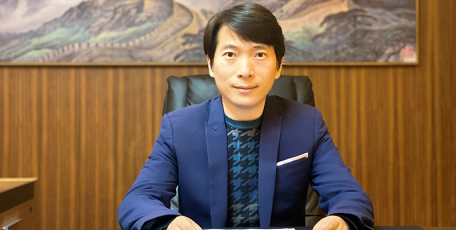 第八屆陜西省優(yōu)秀企業(yè)家風(fēng)采 ——安康市長興建筑集團(tuán)建筑裝飾有限公司  董事長、總經(jīng)理 熊聰