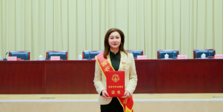 喜報(bào)！雄峰集團(tuán)黨支部書(shū)記、總經(jīng)理劉麗恒榮獲“西安市勞動(dòng)模范”榮譽(yù)稱號(hào)